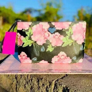 NEW - BETSEY JOHNSON - Adorable Printed Pebble patterned Wristlet Purse